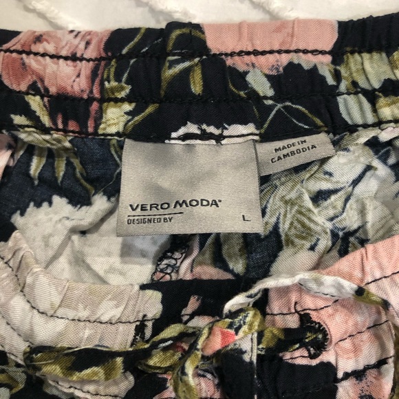 VERA MODA FLORAL SHORTS - Picture 2 of 3